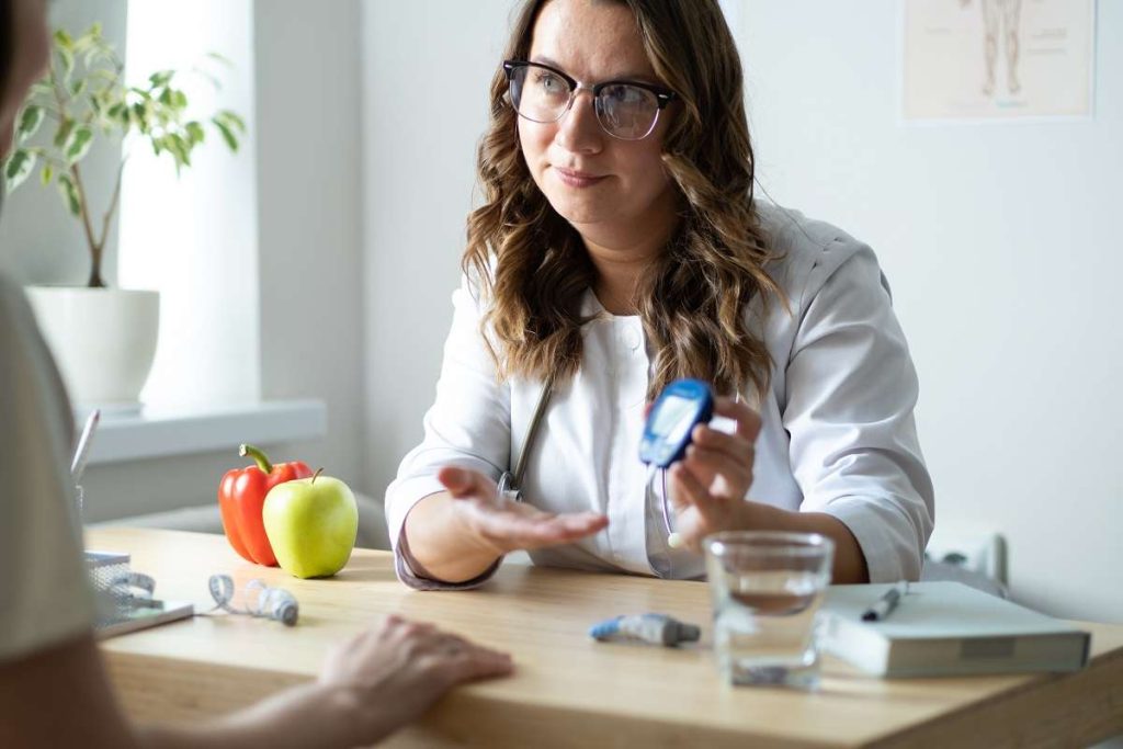 médica alertando sobre os sinais do diabetes