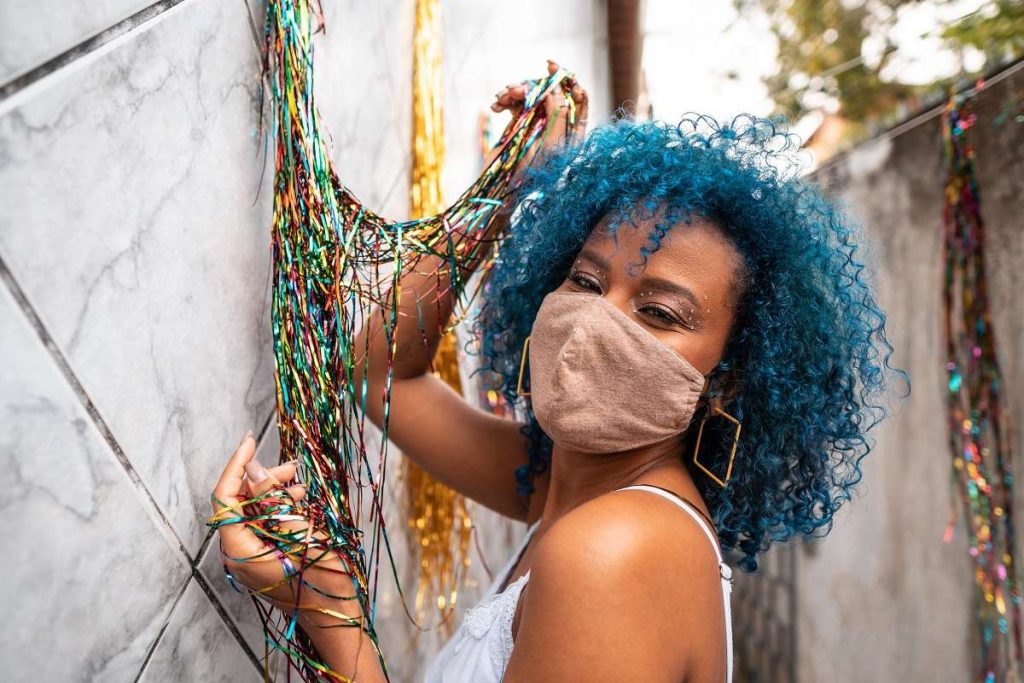 mulher mostra ideia para curtir o carnaval sem aglomeração