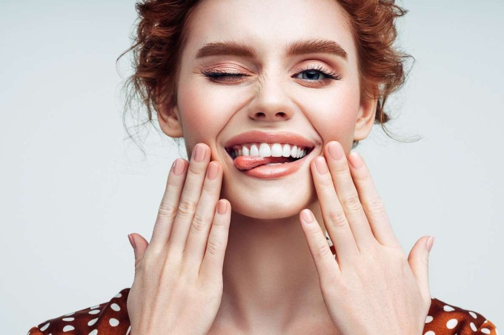 mulher com maquiagem leve