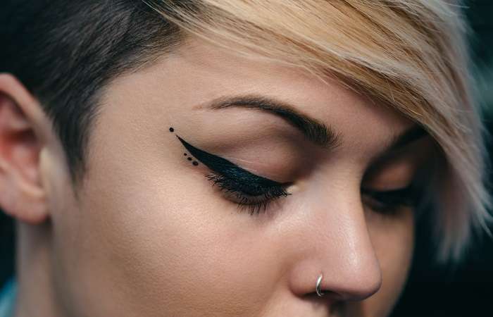 maquiagem com delineado moderno