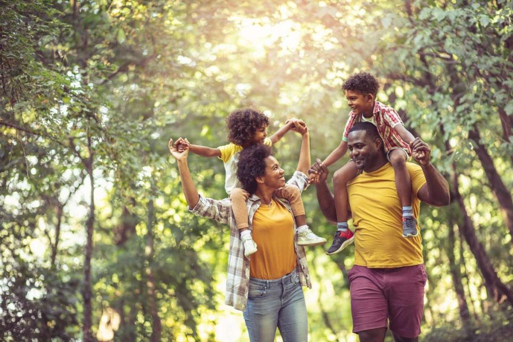 família movimentando o corpo ao ar livre