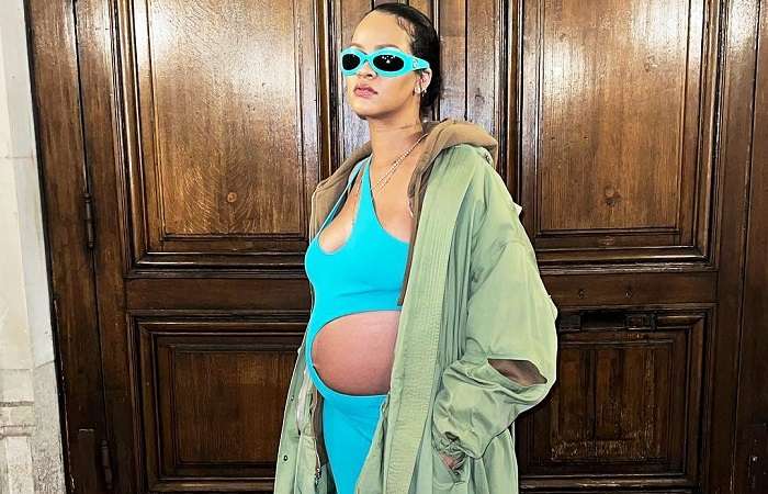 Rihanna macacão com recortes gestante