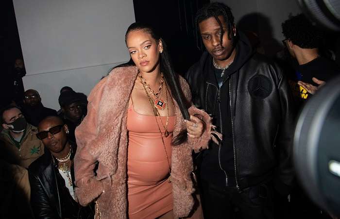 rihanna vestido couro 