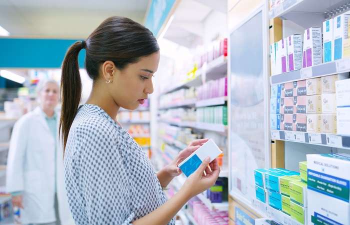 mulher farmácia decidindo uso racional de medicamentos