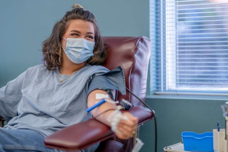 mulher ilustra benefícios de ser um doador de sangue de