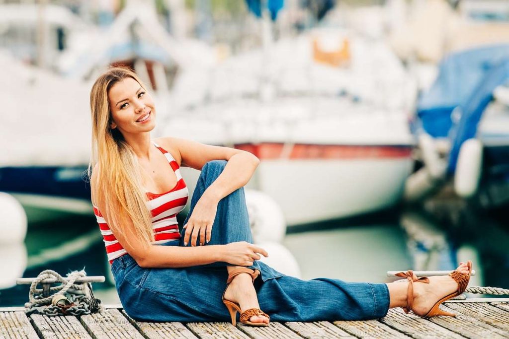 mulher demonstrando como usar wide leg