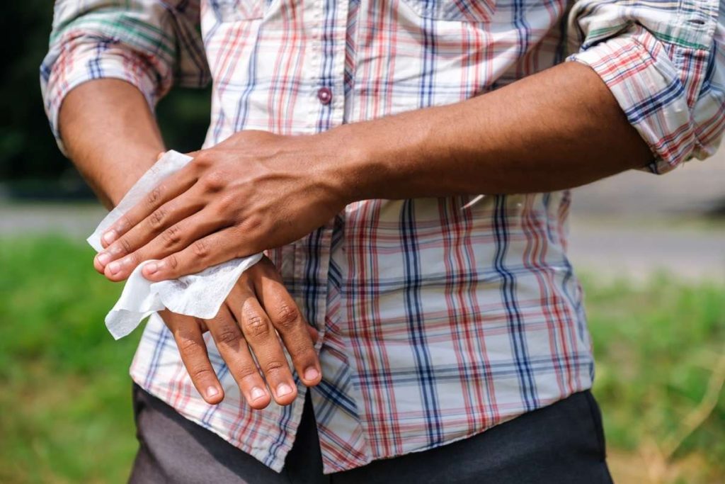homem com mãos suadas sintomas de hiperidrose