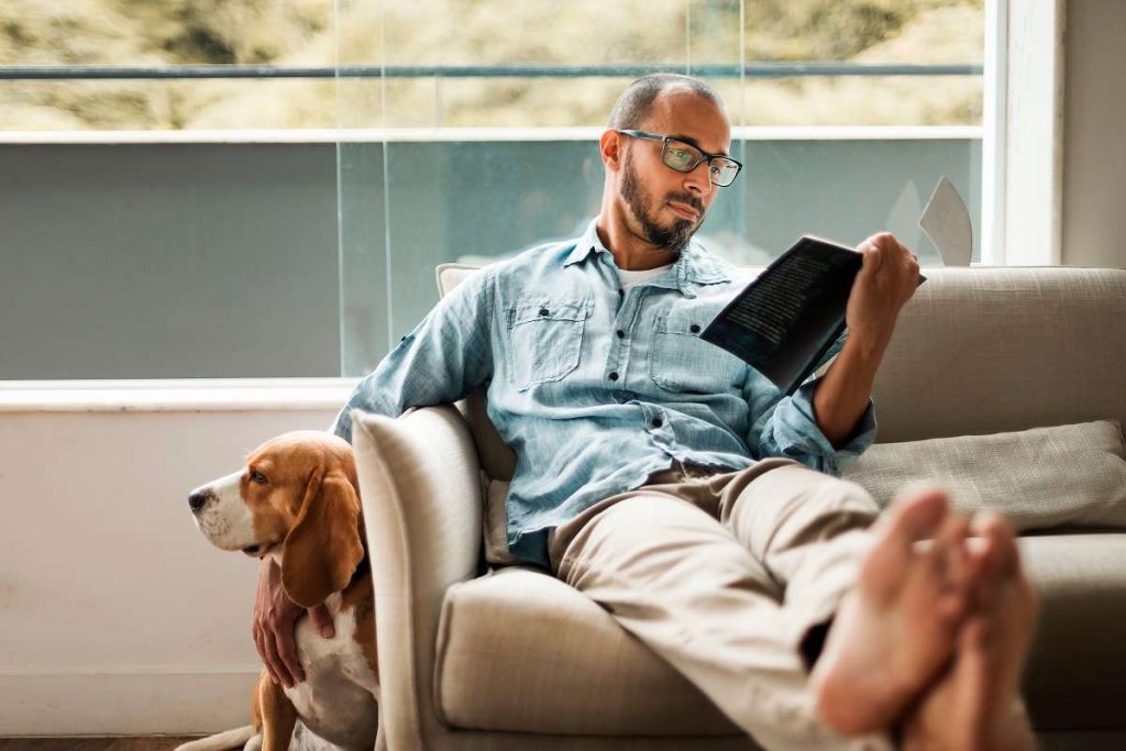 homem lendo e ilustrando dicas de livros para momento difíceis