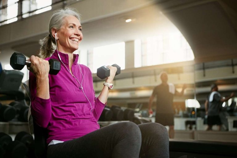 mulher se exercitando para prevenir a perda de massa muscular