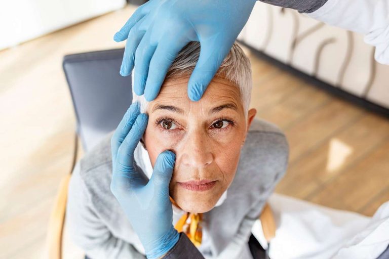 mulher realizando exames para detectar sintomas do glaucoma