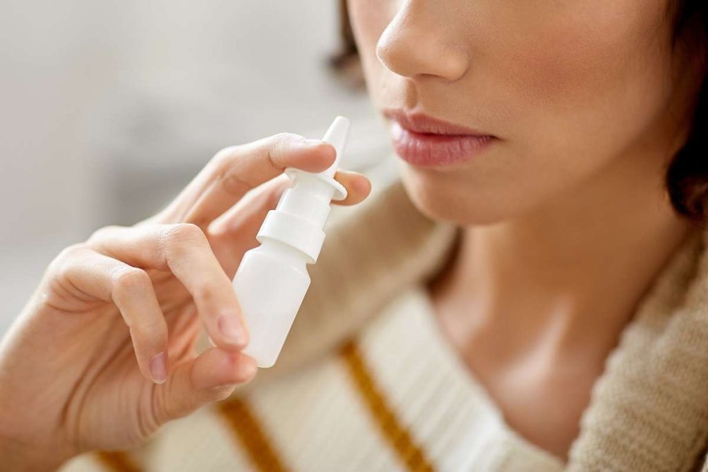 mulher utilizando descongestionante nasal