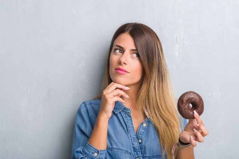 mulher em dúvida sobre o consumo de açúcar