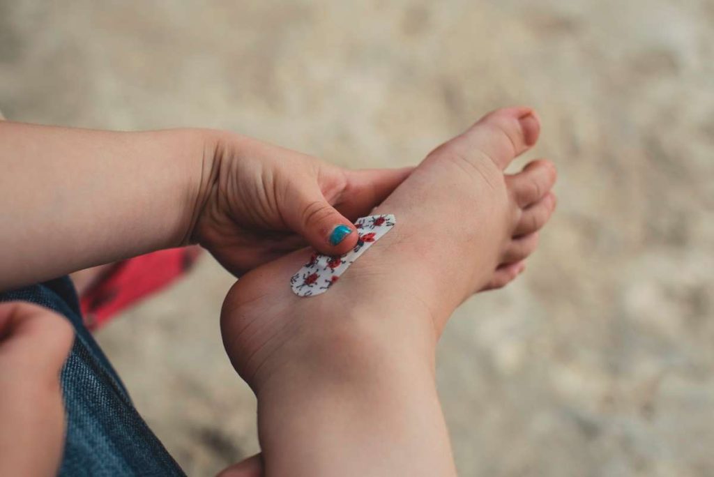 pé de criança com curativo ilustrado