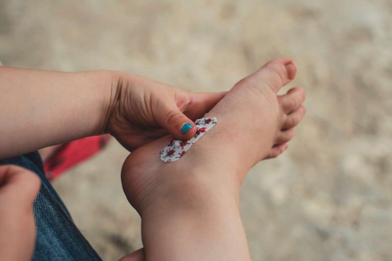 pé de criança com curativo ilustrado