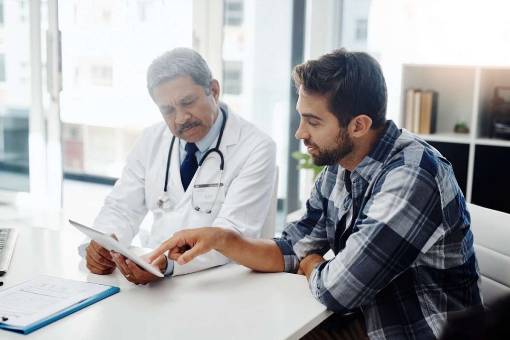 homem conversando com médico sobre o que é andropausa