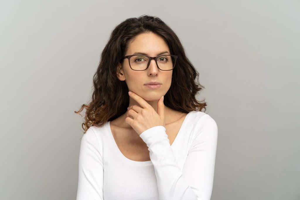 mulher se questionando o que é perimenopausa