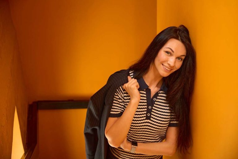 mulher vestindo camisa polo uma das tendências da moda verão 2025