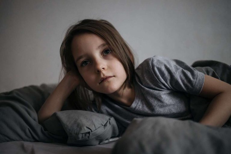 criança acordada com insônia infantil