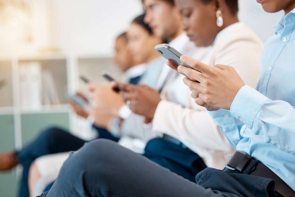 pessoas com atenção no celular sintomas de nomofobia