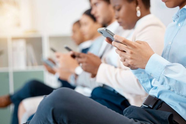 pessoas com atenção no celular sintomas de nomofobia