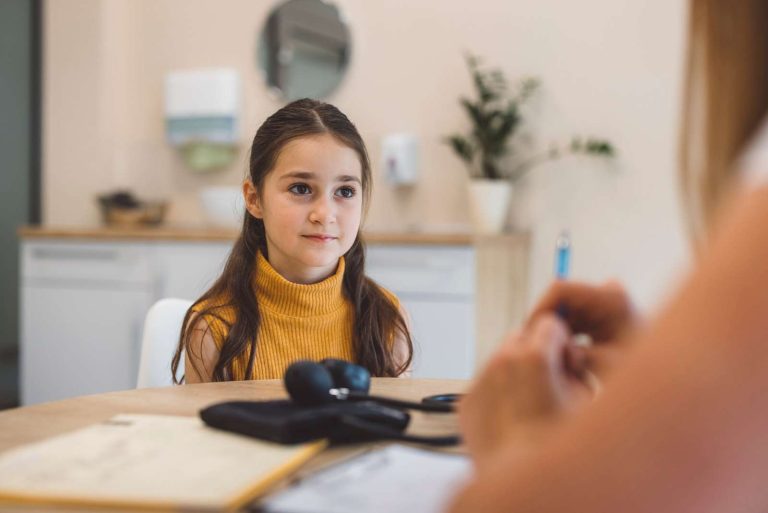 menina jovem na primeira ida ao ginecologista