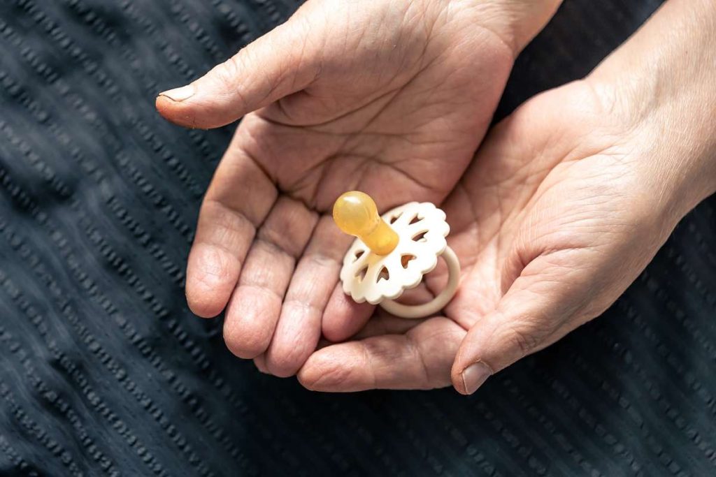 Escapismos-do-dia-a-dia-da-chupeta-antiestresse-para-adultos-a-formas-saudaveis-de-lidar-com-a-ansiedade