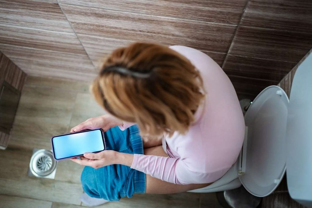 Usar o celular no banheiro faz mal? Entenda os riscos para sua saúde!
