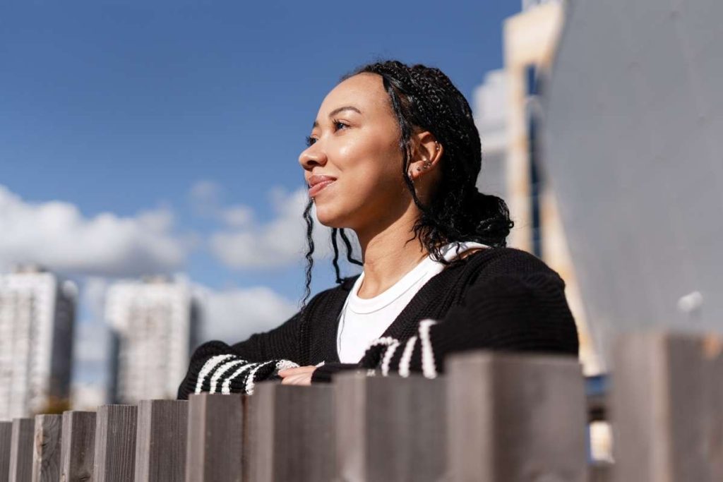 mulher-buscando-como-ter-mais-paciência-num-mundo-acelerado